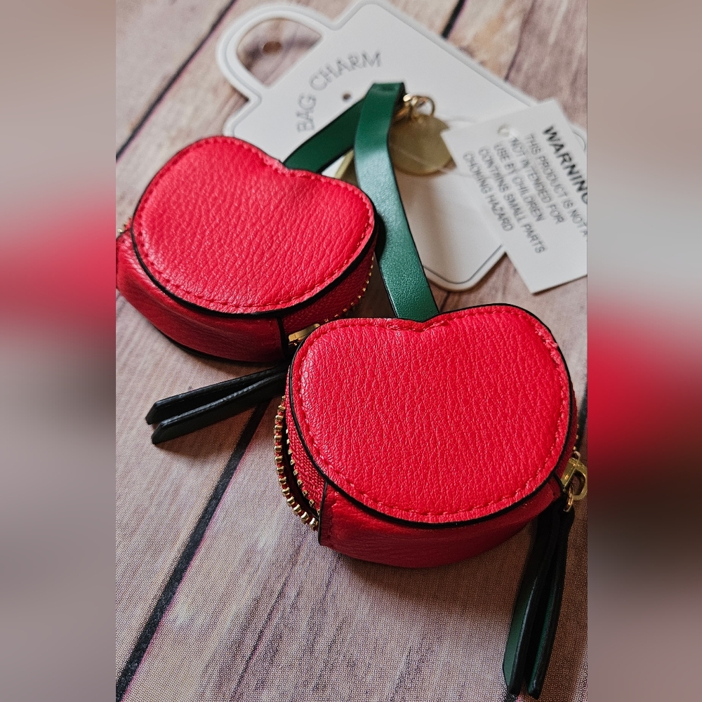 DSW Red Heart Bag Charm with Gold Accents NWT - Picture 5 of 11